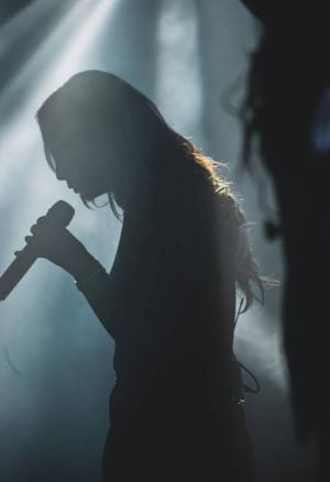 عملية شفط دهون تقلب حياة مغنّية تركية شابّة