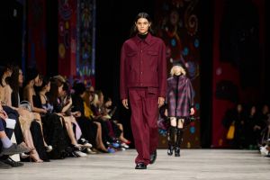 اللون البورغندي يتربع على عرش الأناقة في خريف وشتاء 2025 – 2026