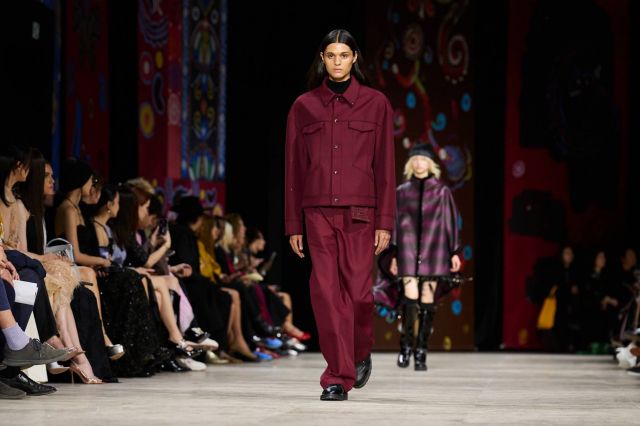 اللون البورغندي يتربع على عرش الأناقة في خريف وشتاء 2025 – 2026