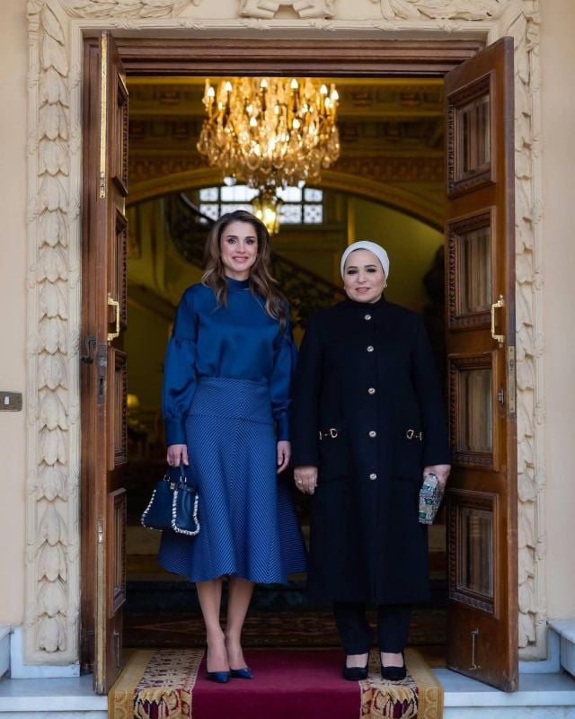 موضة التنانير المحتشمة بأسلوب الملكة رانيا 