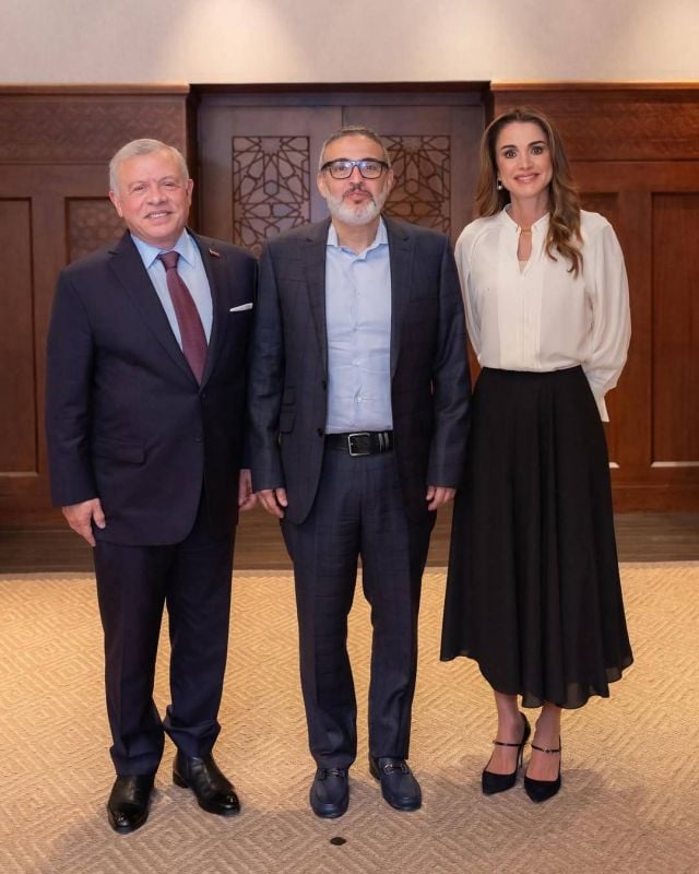 موضة التنانير المحتشمة بأسلوب الملكة رانيا 