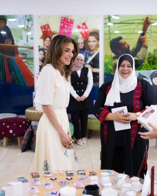 موضة التنانير المحتشمة بأسلوب الملكة رانيا 