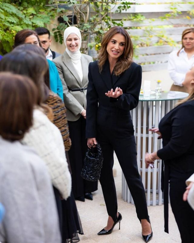 الملكة رانيا واللون الأسود... أناقة الهيبة ورسالة القوة الهادئة