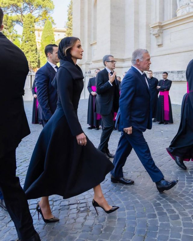 الملكة رانيا باطلالة باللون الأسود 