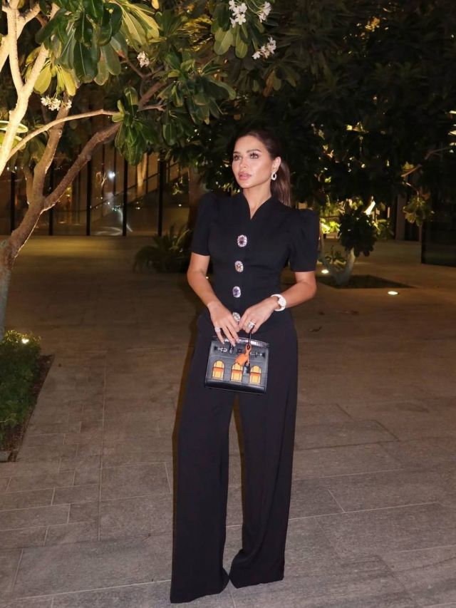 نهى نبيل تحمل حقيبة من هيرميس Hermes