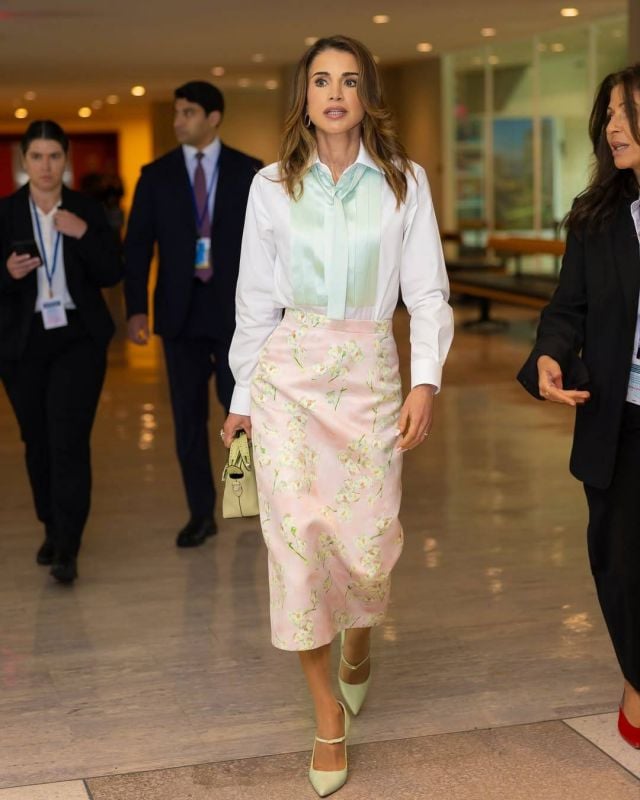 موضة التنانير المحتشمة بأسلوب الملكة رانيا 