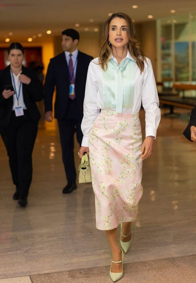 موضة التنانير المحتشمة بأسلوب الملكة رانيا