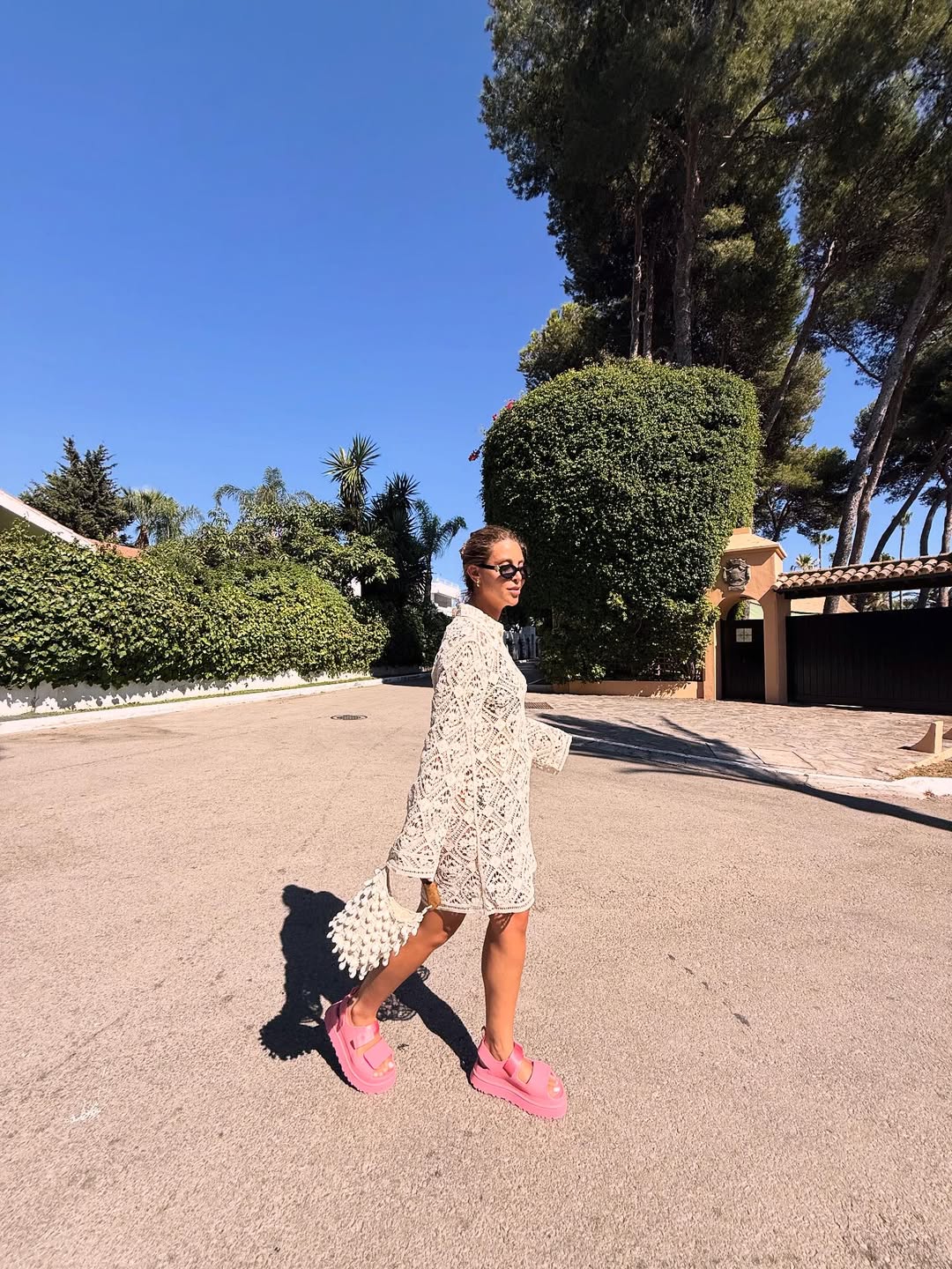 نور علي بفستان أبيض مخرم بالورود