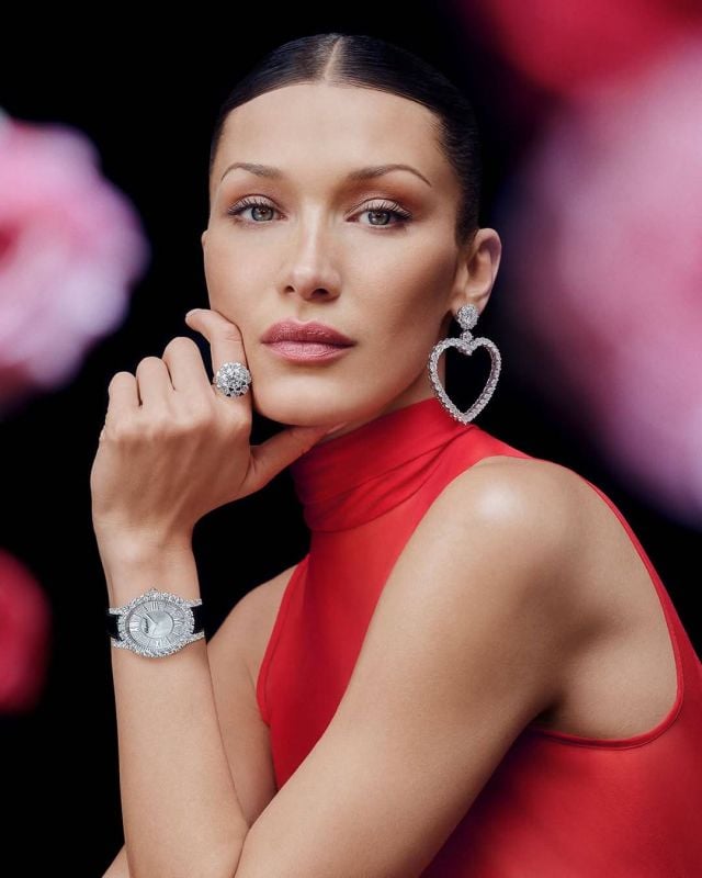 بيلا حديد بمجوهرات وساعة من شوبارد Chopard