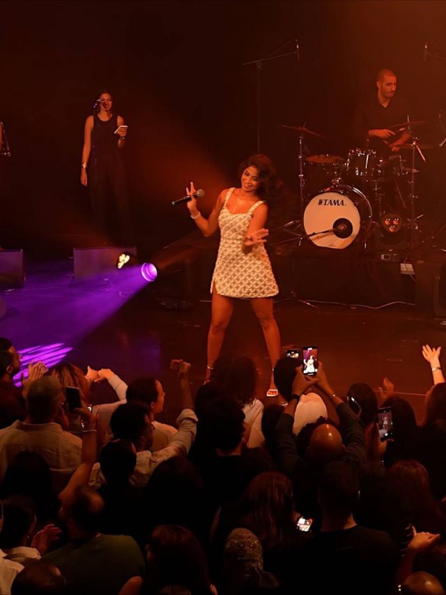 روبي بفستان مستوحى من موضة الستينيات