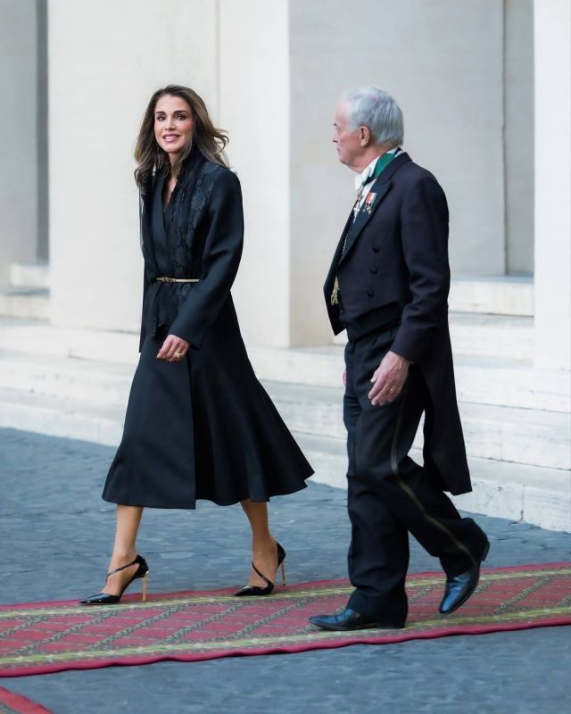 الملكة رانيا باطلالة باللون الأسود 