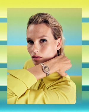 الساعة الذهبية التي لا منافس لها على معصم المرأة الأنيقة العصرية والواثقة