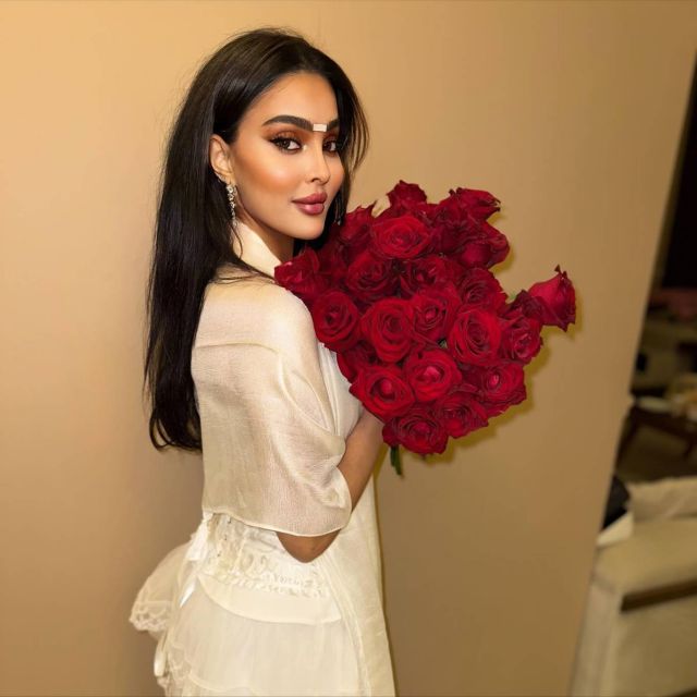 رومي القحطاني بفستان كورسيه دانتيل يلفت الأنظار