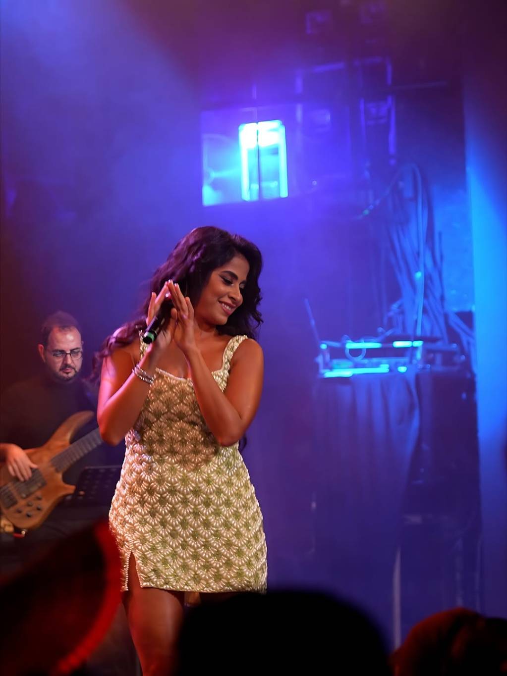 روبي بفستان قصير مستوحى من موضة الستينيات في حفلها الأخير