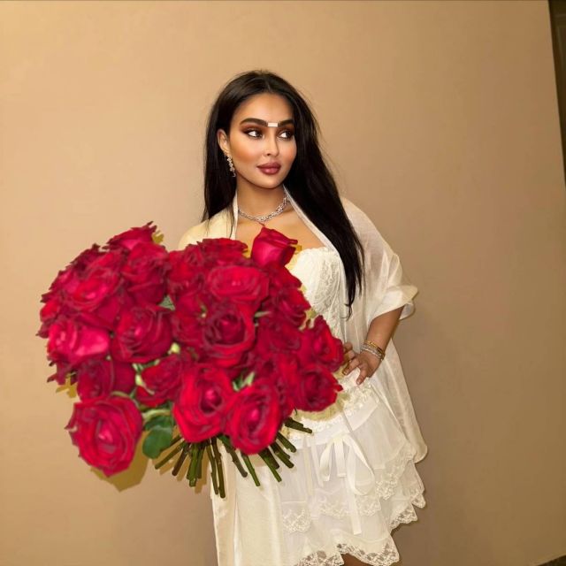 رومي القحطاني بفستان كورسيه دانتيل يلفت الأنظار