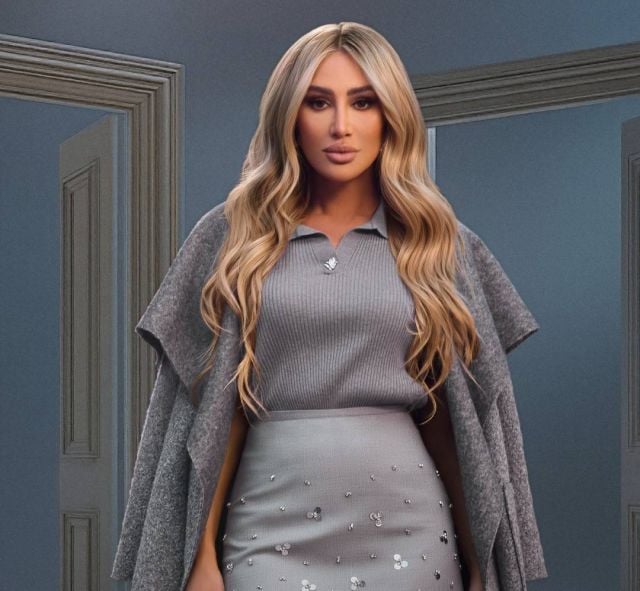 مايا دياب بمعطف طويل 