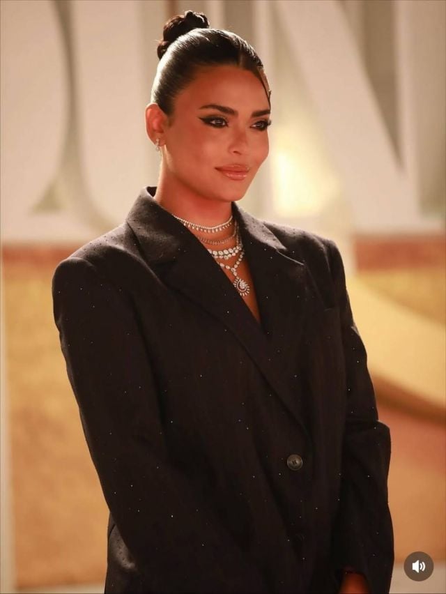 أسماء جمال ببدلة سوداء انيقة