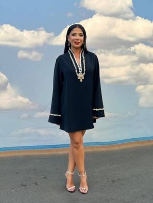 منى زكي بفستان أسود قصير يجمع بين الأناقة والعصرية منى زكي بفستان أسود قصير يجمع بين الأناقة والعصرية