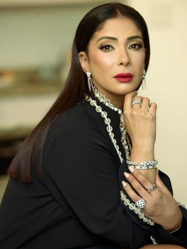 منى زكي تخطف الأنظار بفستان أسود قصير من زهير مراد ومجوهرات كارتييه الفاخرة