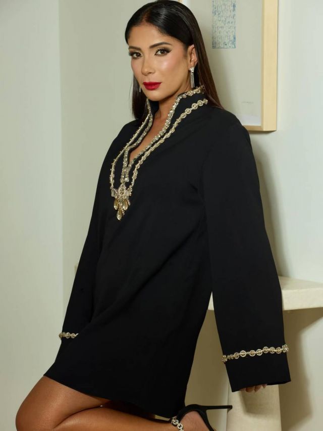 منى زكي تخطف الأنظار بفستان أسود قصير من زهير مراد ومجوهرات كارتييه الفاخرة
