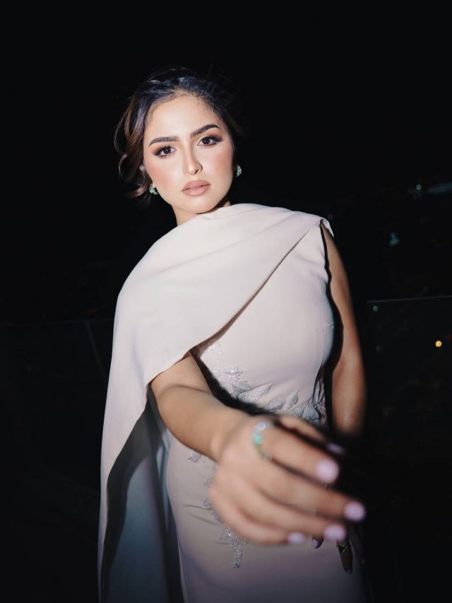 حلا الترك بفستان وكاب من نور الظاهري