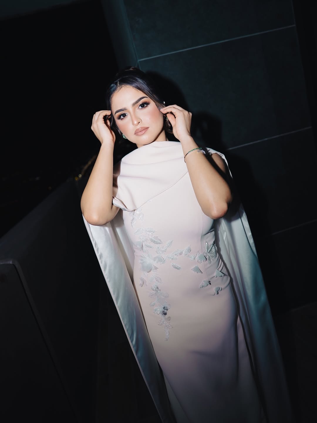 حلا الترك بفستان وكاب من نور الظاهري