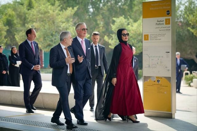 الشيخة موزا تبهر الأنظار بإطلالة حمراء أنيقة خلال استقبال ملك بلجيكا في مؤسسة قطر