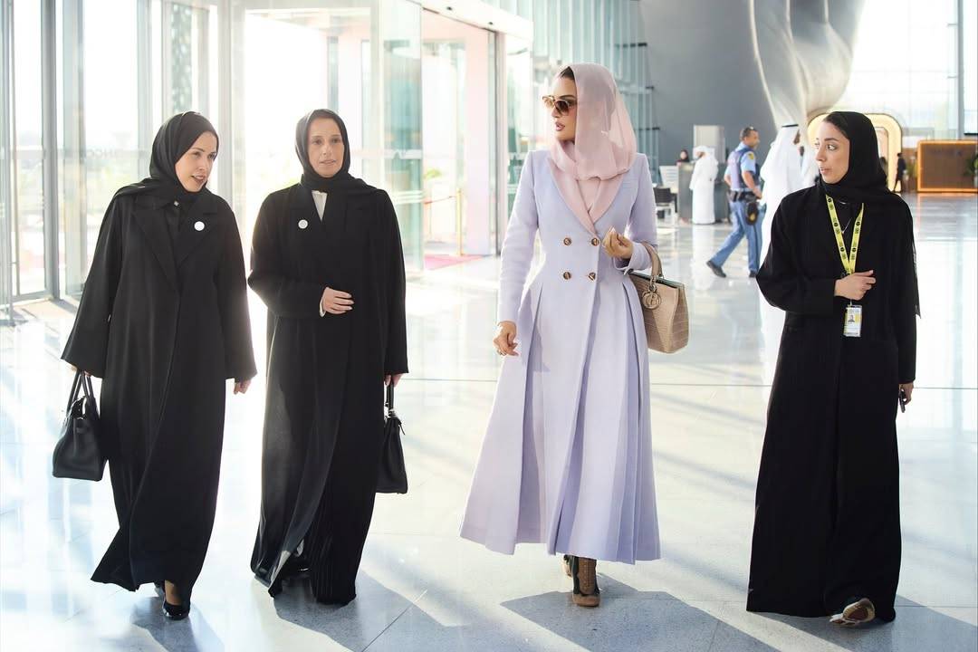 تفاصيل إطلالة الشيخة موزا الأنيقة في الدوحة تجمع بين الكلاسيكية والعصرية