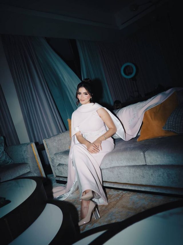 حلا الترك بفستان وكاب من نور الظاهري