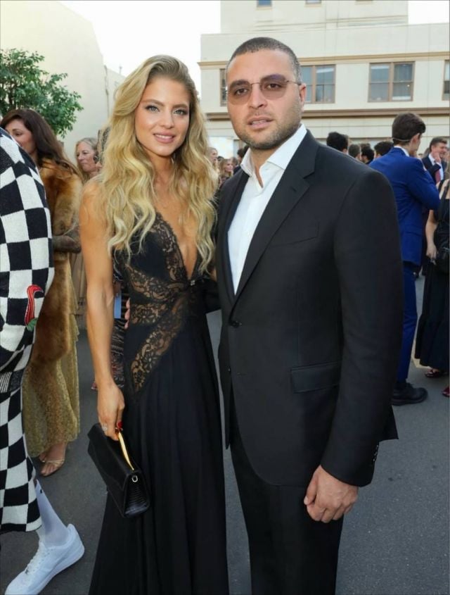 الدانتيل الأسود والبدلة الحمراء... أناقة كريستينا صعب وجرأة زين قطامي صعب