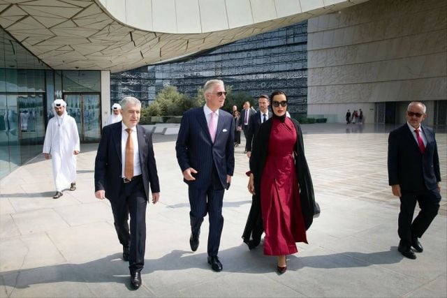 الشيخة موزا تبهر الأنظار بإطلالة حمراء أنيقة خلال استقبال ملك بلجيكا في مؤسسة قطر