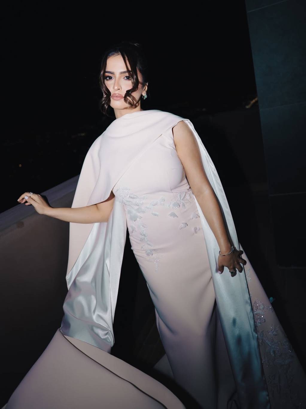 حلا الترك تتألق بفستان مطرّز مع كاب منسدل بأسلوب ملكي وتصميم سعودي