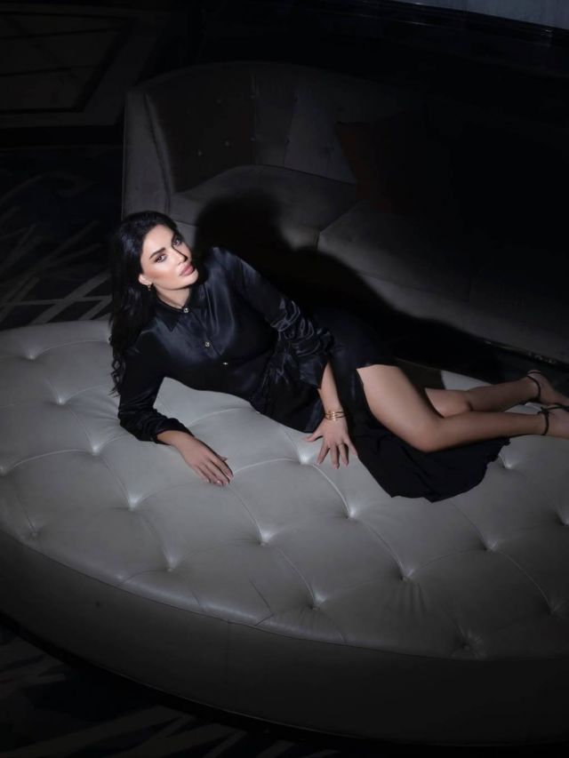 إطلالة سيرين عبد النور بالساتان الأسود من Gaelle Paris