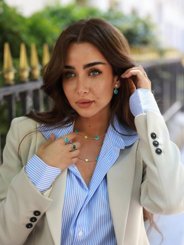 إطلالة هنا الزاهد بطقم باللون البيج 