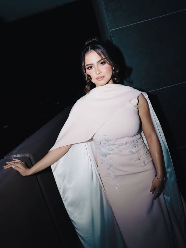 حلا الترك بفستان وكاب من نور الظاهري