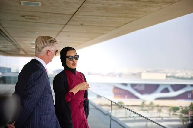 الشيخة موزا تبهر الأنظار بإطلالة حمراء أنيقة خلال استقبال ملك بلجيكا في مؤسسة قطر