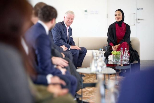 الشيخة موزا تبهر الأنظار بإطلالة حمراء أنيقة خلال استقبال ملك بلجيكا في مؤسسة قطر