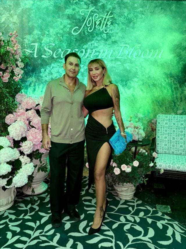 جويل ماردينيان تلفت الأنظار بفستانها الجريء وحقيبتها الناعمة