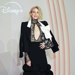 ناعومي واتس تُبرز جمالها بقميص دانتيل شفّاف بفُتحة صدر واسعة