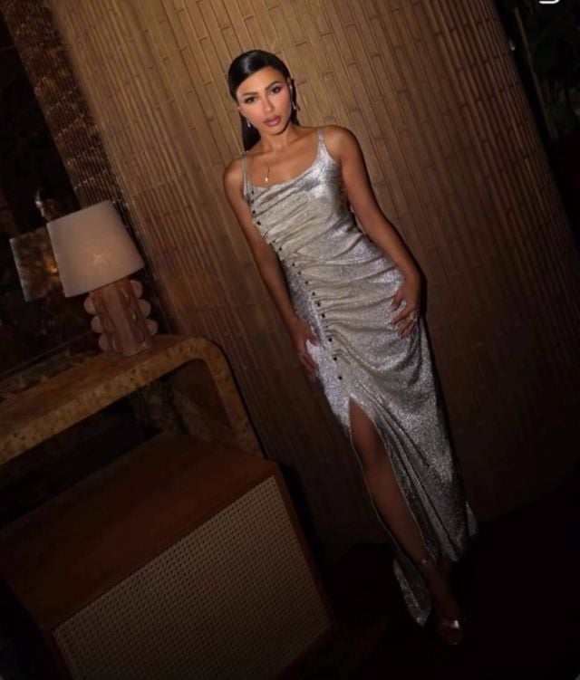 مهيرة عبد العزيز بإطلالة ذهبية في عيد ميلادها