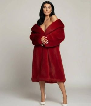 نادين الراسي ترقص بعفوية في دبي وتكشف سر الـ Six pack (فيديو)