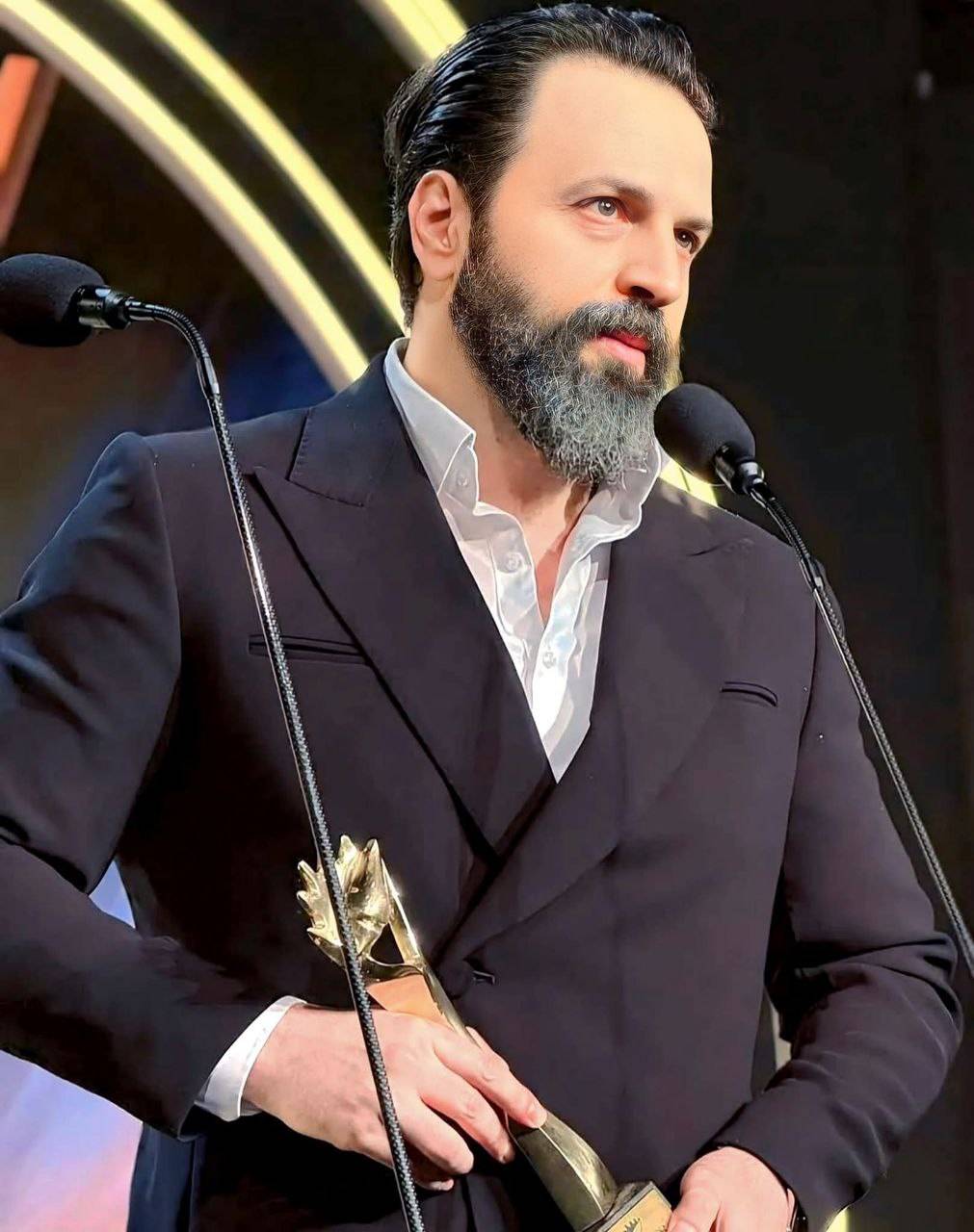 تيم حسن يثير قلق محبيه بمشدّ طبي في يده