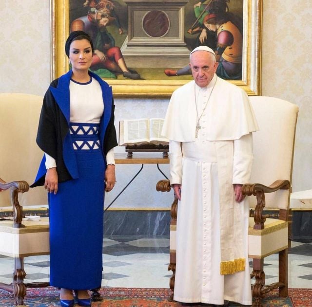 أسلوب الشيخة موزا: توربان أنيق يروي قصة تفرّدها