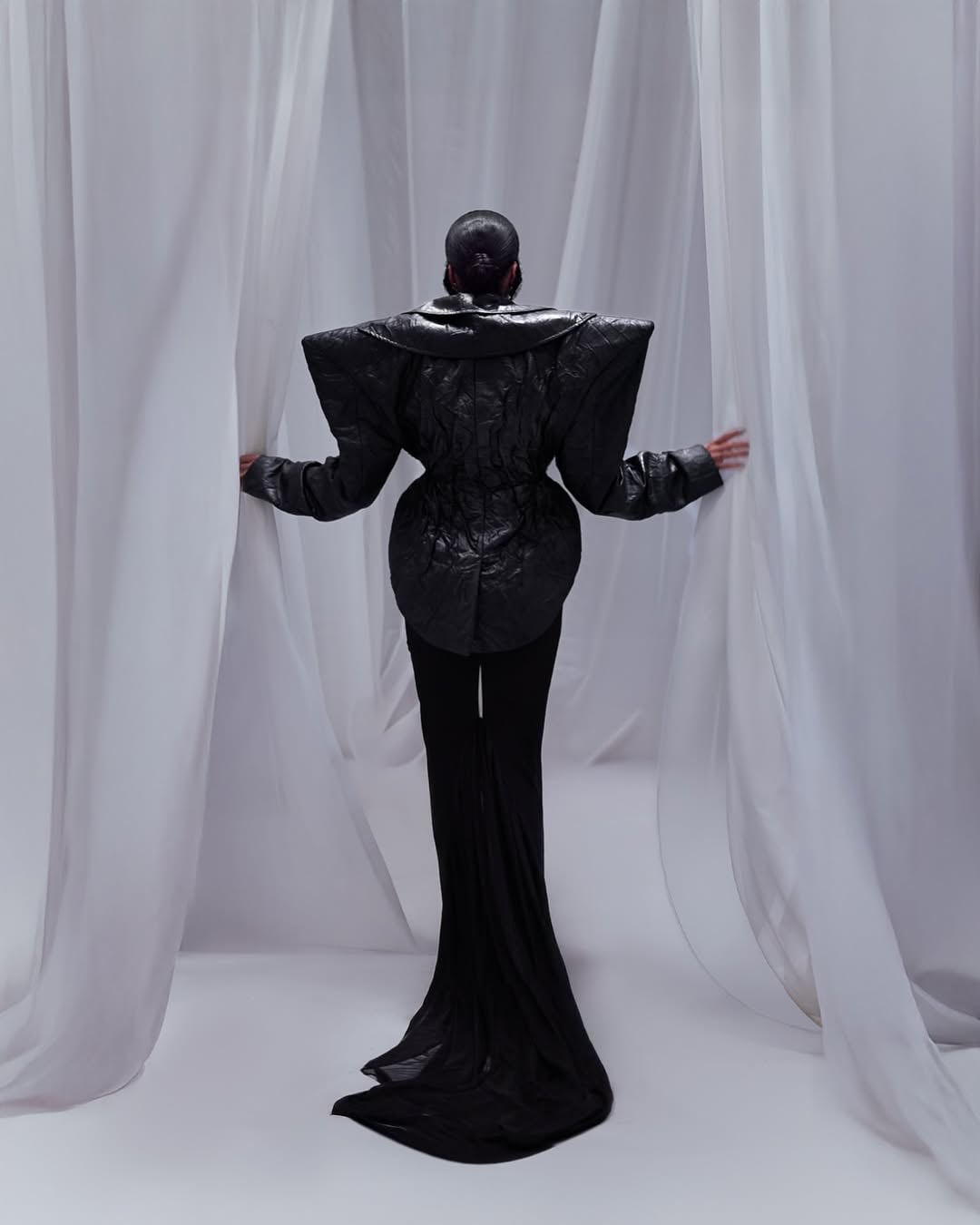 غادة عبد الرازق بفستان غريب غادة عبد الرازق بفستان غريب