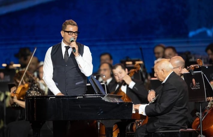 عمرو دياب يتألق بساعة أوديمار بيغيه مرصعة بالماس 