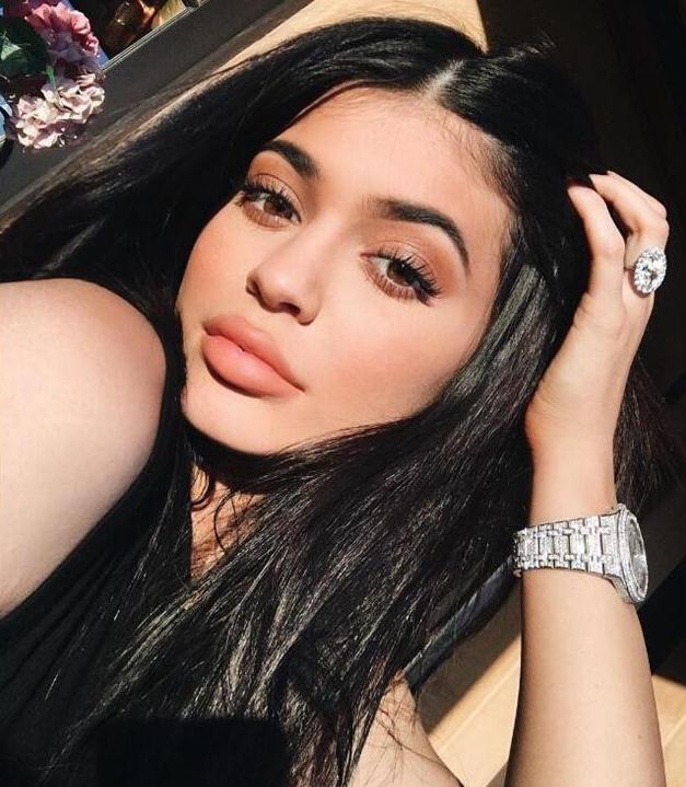 كايلي جينر تتألق بساعة اوديمار بيغيه كايلي جينر تتألق بساعة اوديمار بيغيه