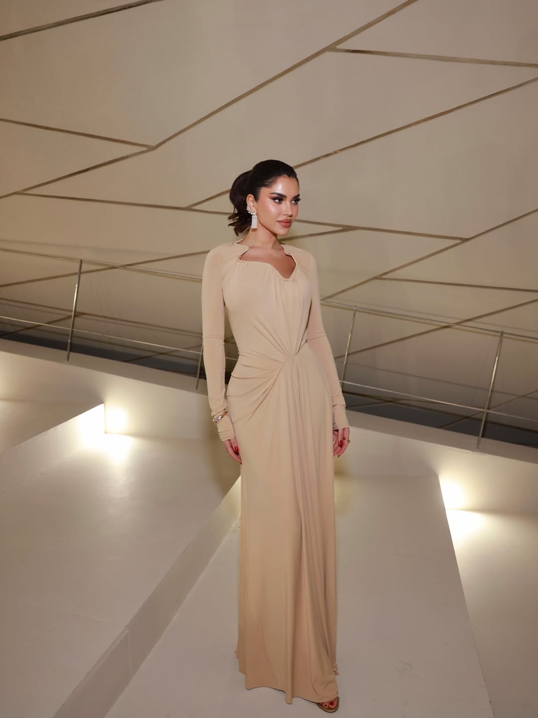 نجود الرميحي بفستان فيكتوريا بيكهام 