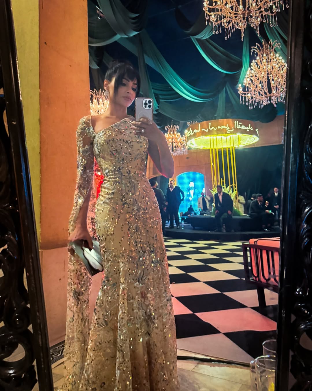مهيرة عبد العزيز بفستان أنيق