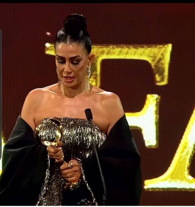 غادة عبد الرازق متأثّرةً لحظة تكريمها