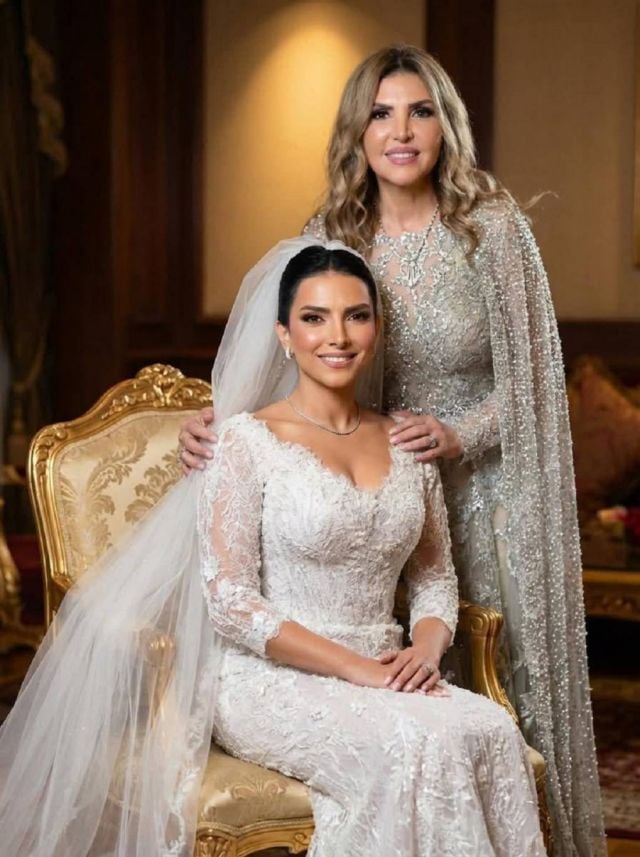 نادية مصطفى وابنتها في الزفاف
